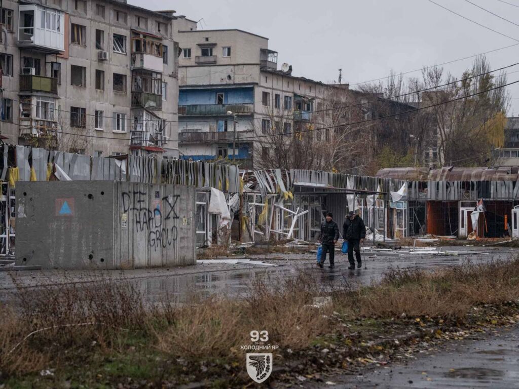 Цілі квартали в руїнах та спалені авто на дорогах: військові показали, як зараз виглядає Костянтинівка