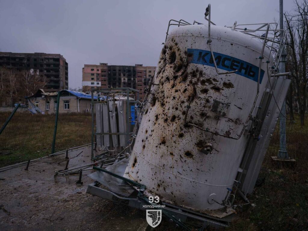 Цілі квартали в руїнах та спалені авто на дорогах: військові показали, як зараз виглядає Костянтинівка