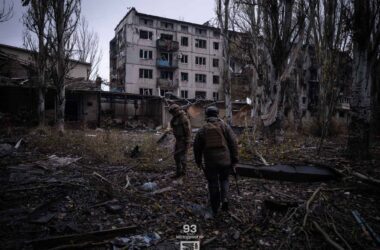 Цілі квартали в руїнах та спалені авто на дорогах: військові показали, як зараз виглядає Костянтинівка