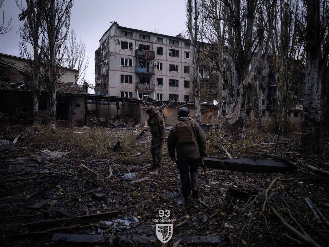 Цілі квартали в руїнах та спалені авто на дорогах: військові показали, як зараз виглядає Костянтинівка