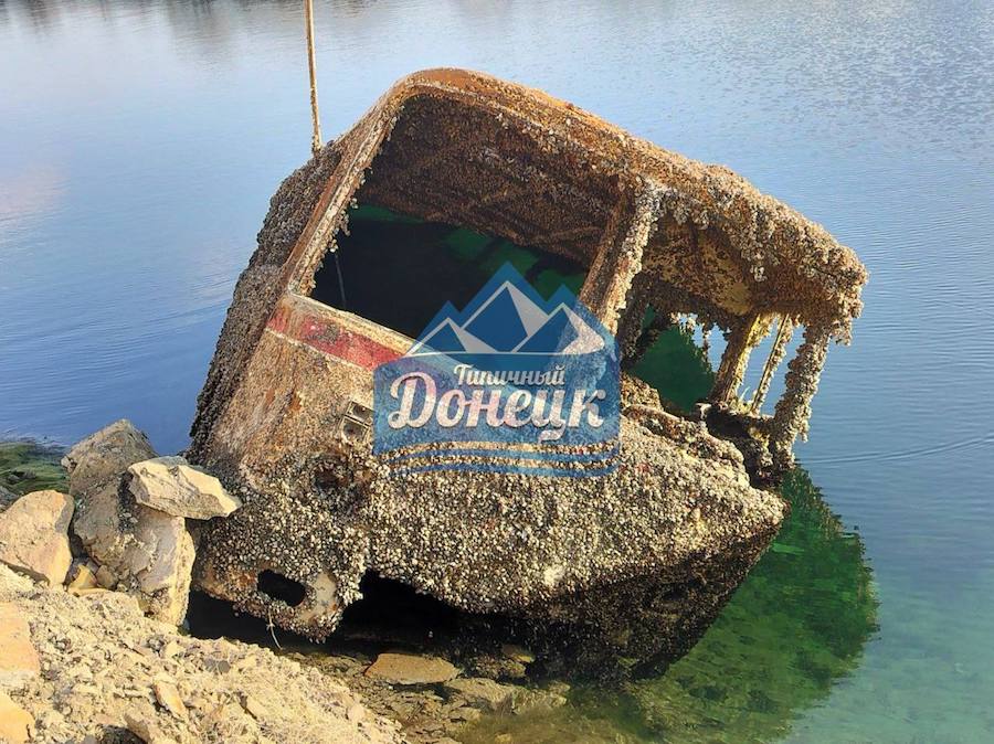 Рівень води в Монахівському кар’єрі під Макіївкою впав ще на кілька метрів. Видно затоплені раніше автобуси