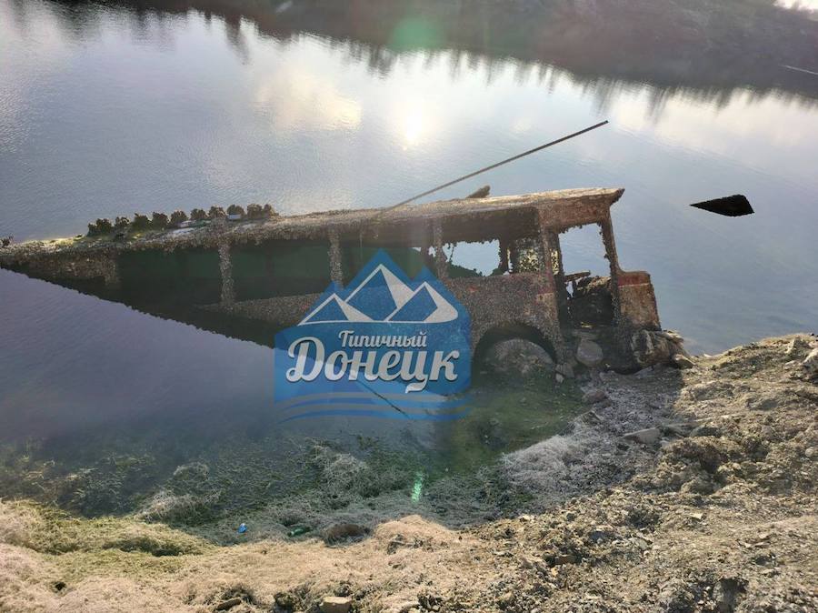 Рівень води в Монахівському кар’єрі під Макіївкою впав ще на кілька метрів. Видно затоплені раніше автобуси