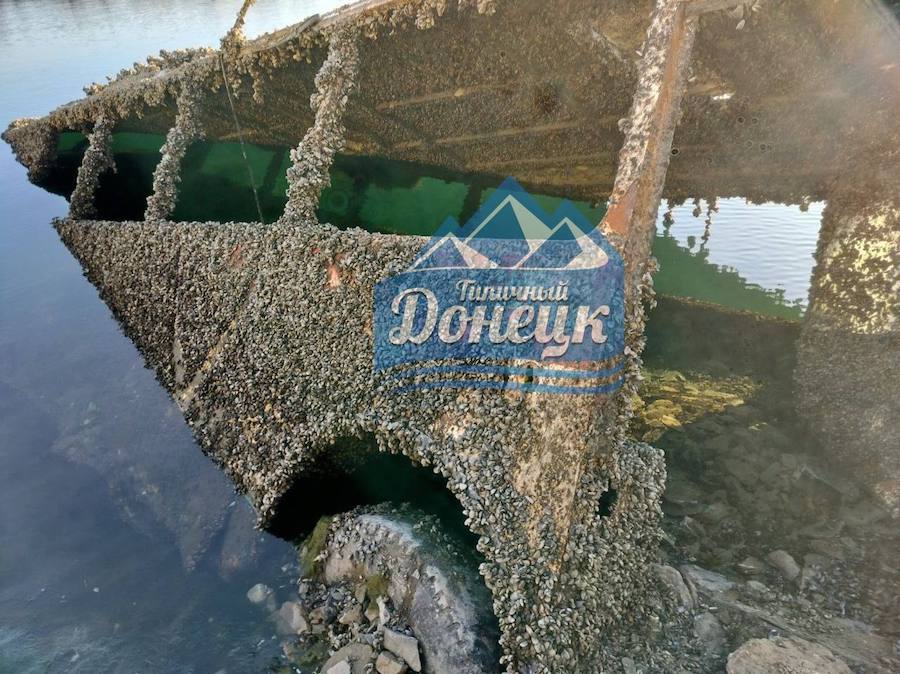 Рівень води в Монахівському кар’єрі під Макіївкою впав ще на кілька метрів. Видно затоплені раніше автобуси