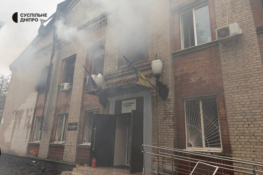 Внаслідок масованого обстрілу у Дніпрі пошкоджена будівля Суспільне Дніпро: журналісти показали кадри всередині