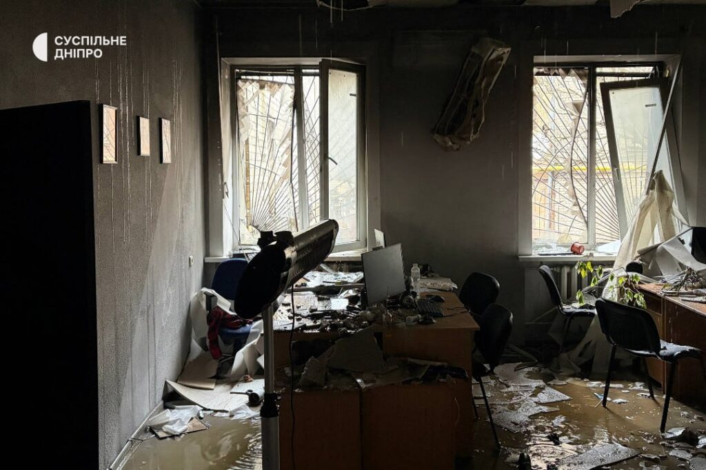 Внаслідок масованого обстрілу у Дніпрі пошкоджена будівля Суспільне Дніпро: журналісти показали кадри всередині