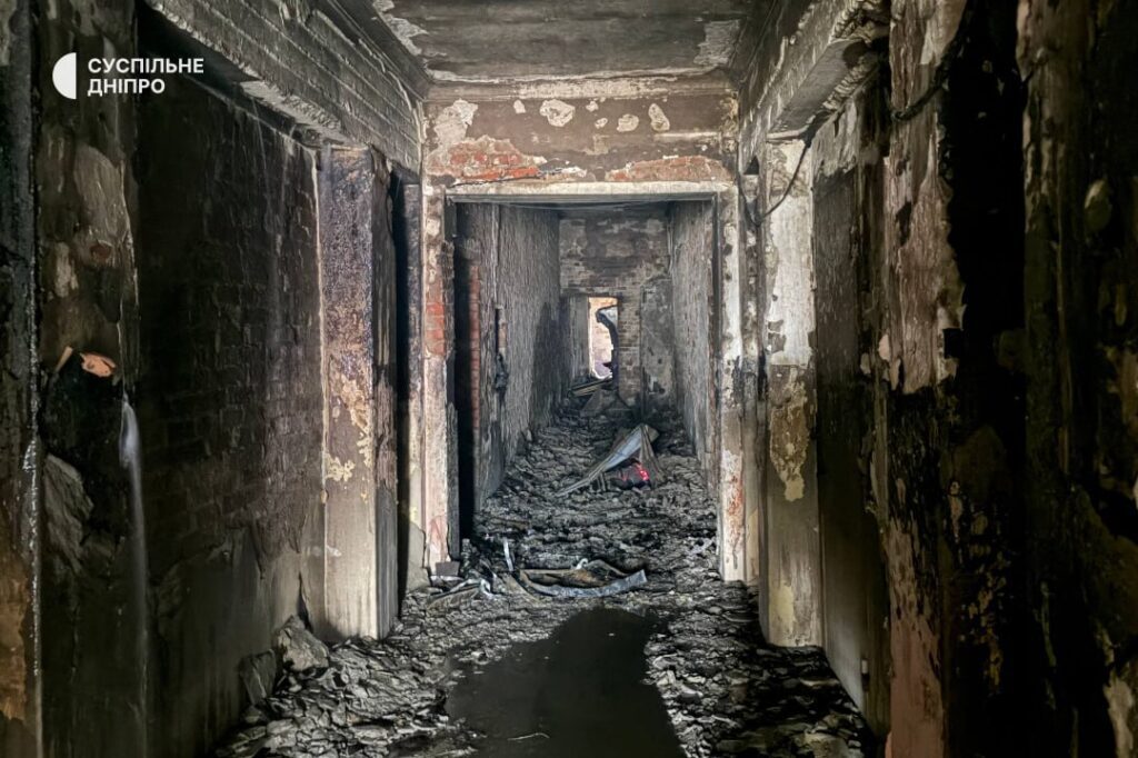 Внаслідок масованого обстрілу у Дніпрі пошкоджена будівля Суспільне Дніпро: журналісти показали кадри всередині