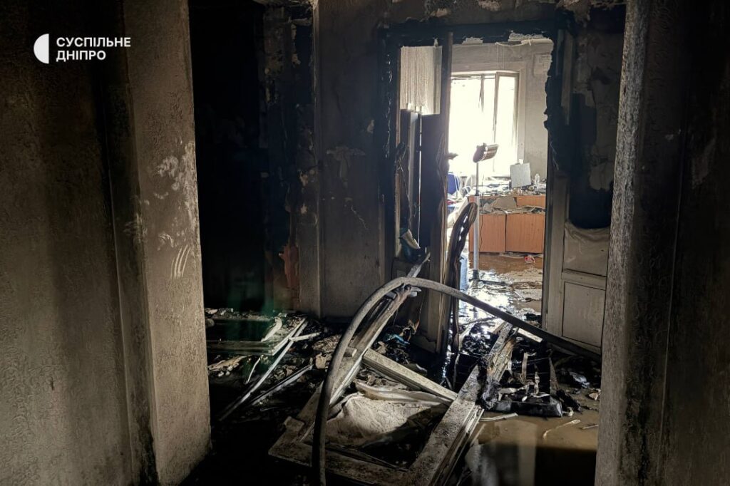 Внаслідок масованого обстрілу у Дніпрі пошкоджена будівля Суспільне Дніпро: журналісти показали кадри всередині