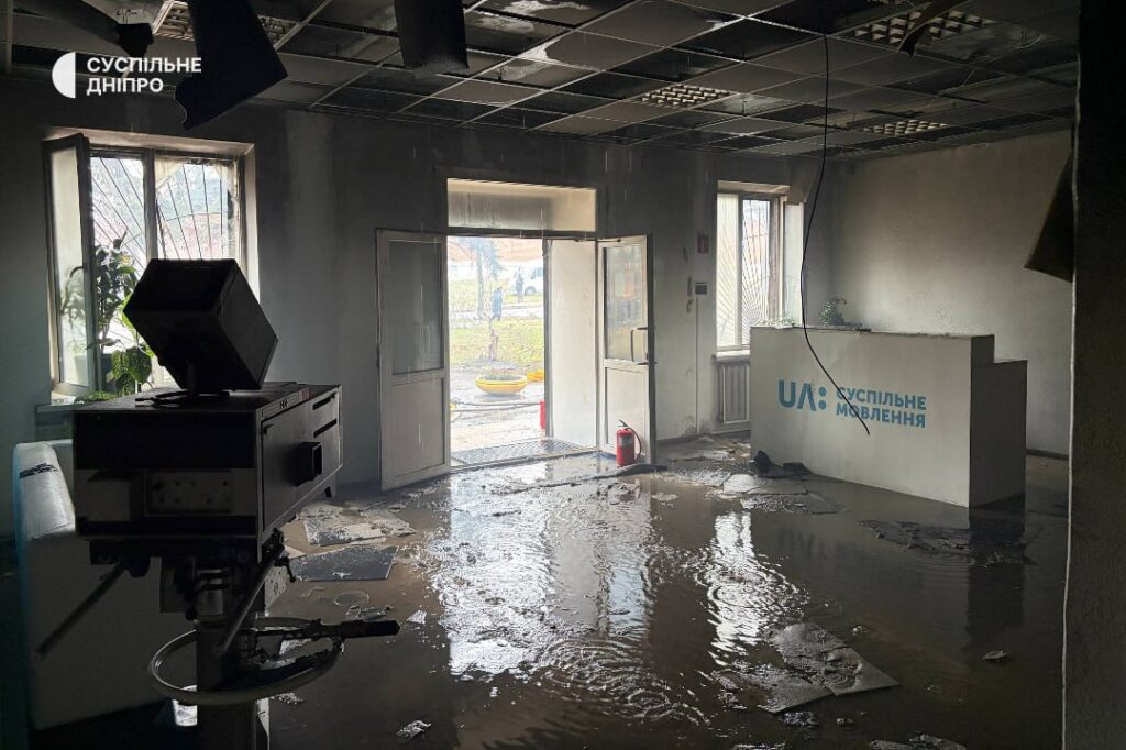 Внаслідок масованого обстрілу у Дніпрі пошкоджена будівля Суспільне Дніпро: журналісти показали кадри всередині