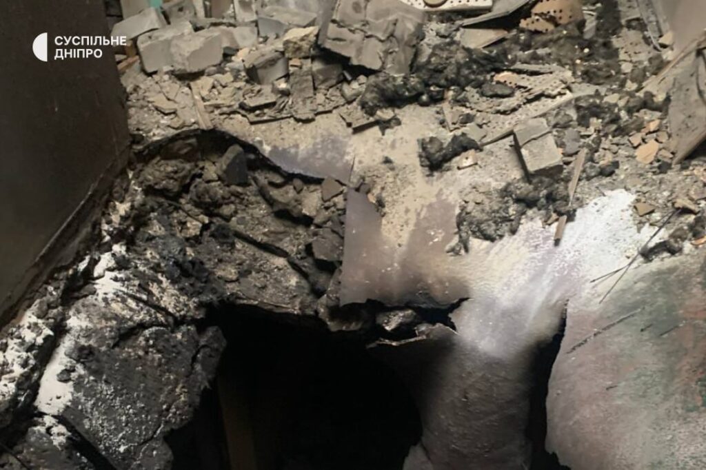 Внаслідок масованого обстрілу у Дніпрі пошкоджена будівля Суспільне Дніпро: журналісти показали кадри всередині