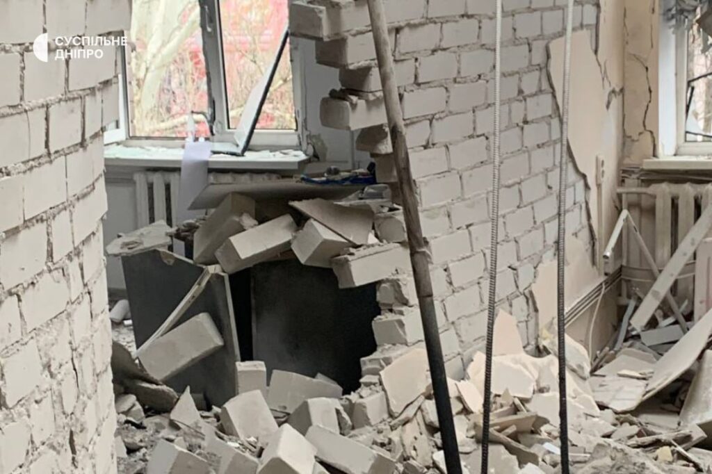 Внаслідок масованого обстрілу у Дніпрі пошкоджена будівля Суспільне Дніпро: журналісти показали кадри всередині