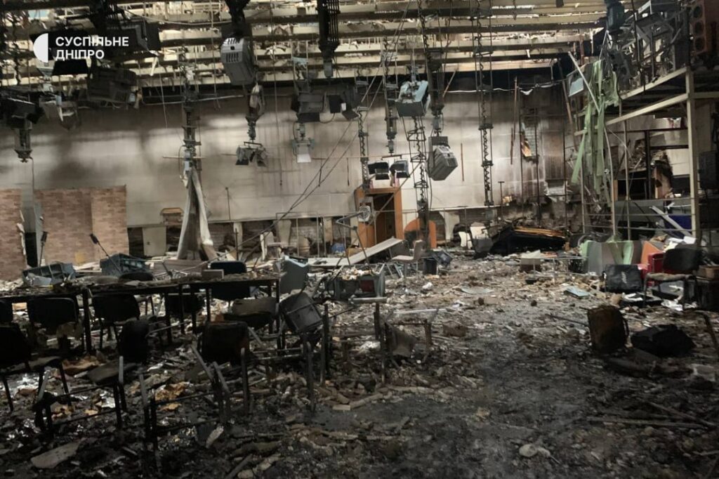 Внаслідок масованого обстрілу у Дніпрі пошкоджена будівля Суспільне Дніпро: журналісти показали кадри всередині