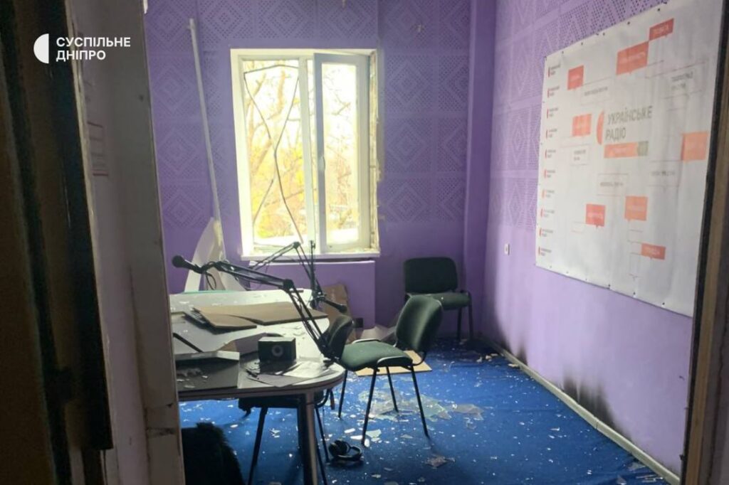 Внаслідок масованого обстрілу у Дніпрі пошкоджена будівля Суспільне Дніпро: журналісти показали кадри всередині