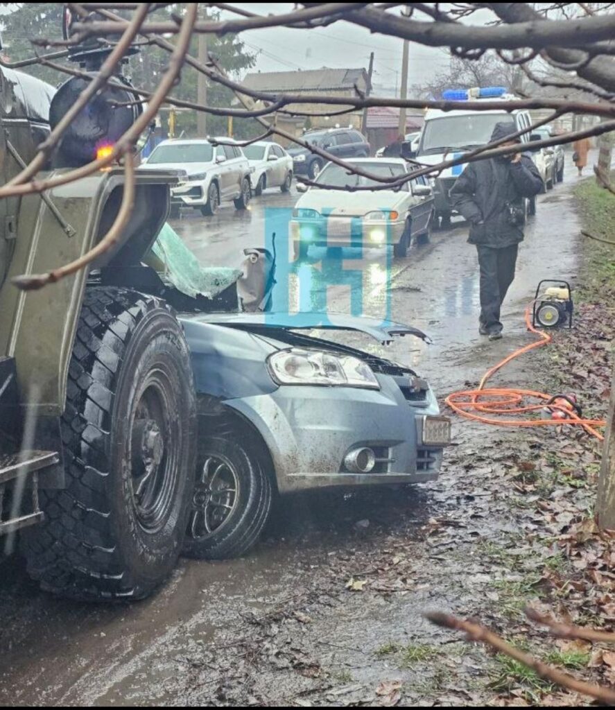 У Довжанську окупанти на вантажівці “Урал” переїхали автомобіль, у якому перебували цивільні: фото