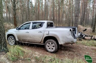 У Сумській області російський дрон ударив по службовому автомобілю лісника, внаслідок чого працівник зазнав поранень