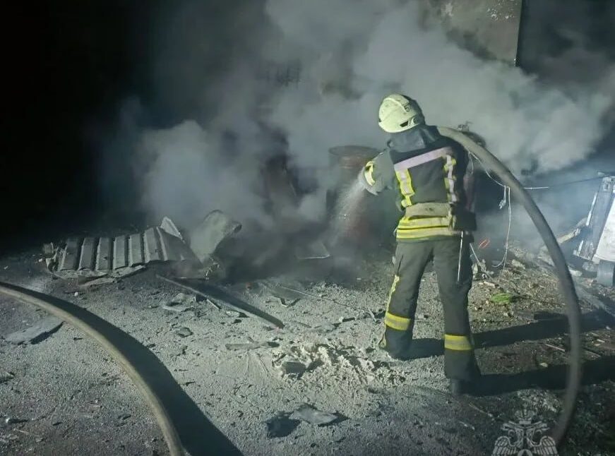 В окупованому Новоайдарі загорілась АЗС після атаки безпілотників