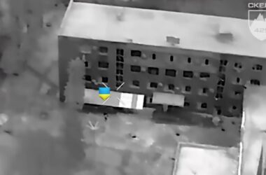 У Покровську українські військові зачистили будівлю міськради та встановили прапор. Опубліковано відео