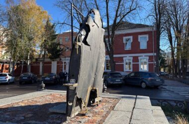 Уламок “шахеда” встановили на місці пам’ятника Петру I в Полтаві