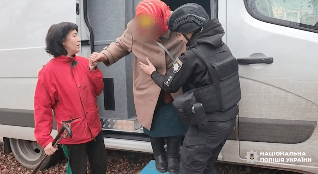 З-під обстрілів РФ евакуювали незрячого дідуся, пенсіонерку з цуценям та жінку, у якої війська Росії зруйнували будинок