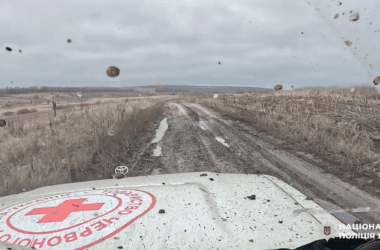 З-під обстрілів РФ евакуювали незрячого дідуся, пенсіонерку з цуценям та жінку, у якої війська Росії зруйнували будинок