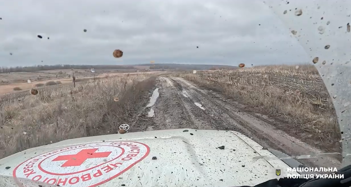 З-під обстрілів РФ евакуювали незрячого дідуся, пенсіонерку з цуценям та жінку, у якої війська Росії зруйнували будинок