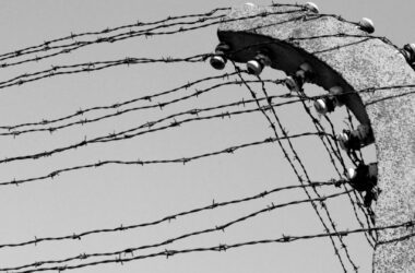 У Росії затримали колишню опікунку підлітка, якого раніше викрали з Маріуполя. Її підозрюють у причетності до торгівлі дітьми