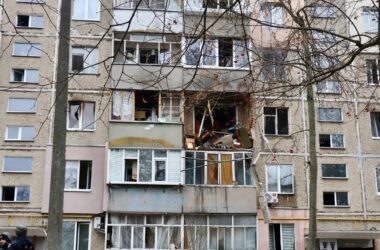 Окупанти вдарили по багатоповерхівці в Чернігові: одна людина загинула, восьмеро поранені