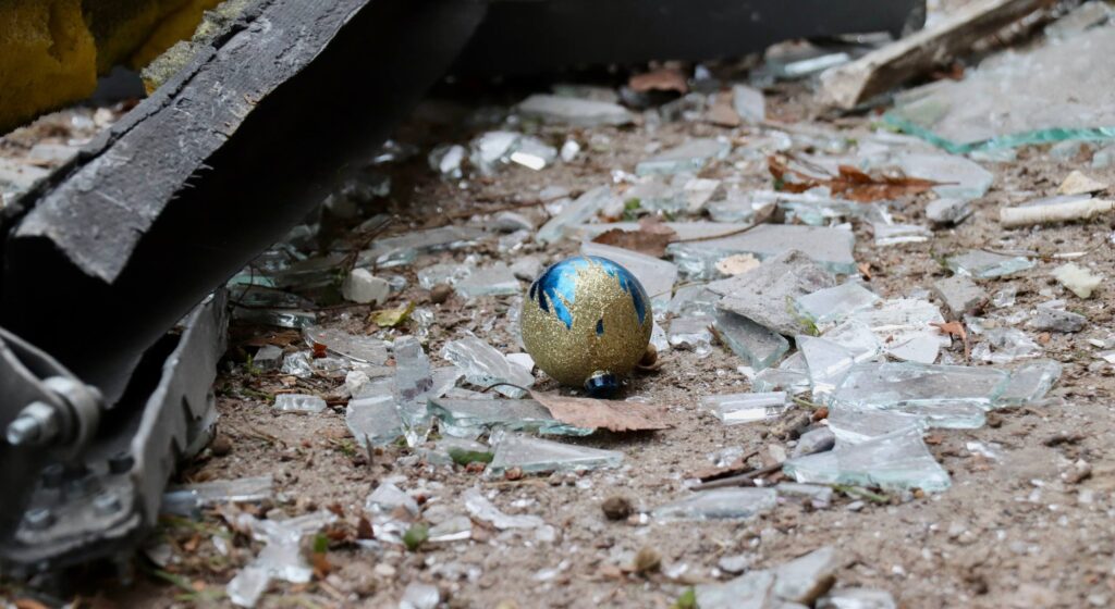 Окупанти вдарили по багатоповерхівці в Чернігові: одна людина загинула, восьмеро поранені