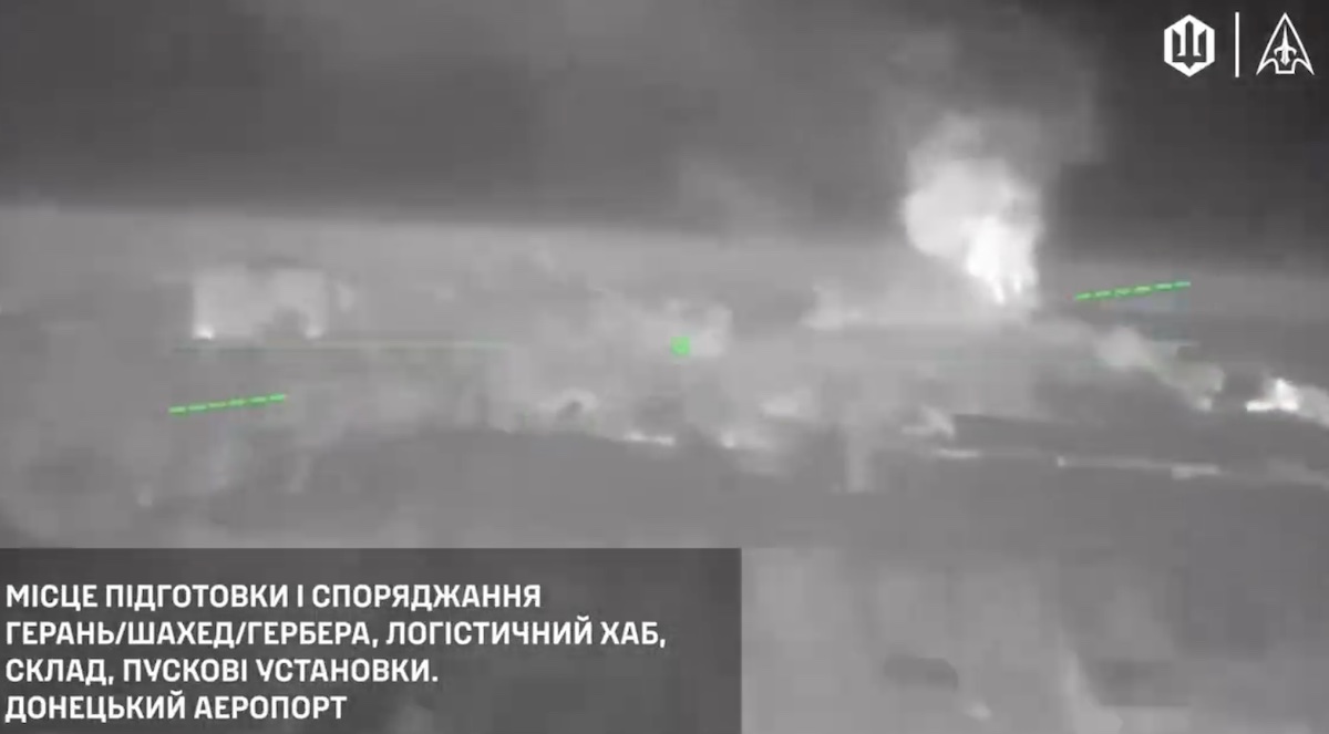 ЗСУ завдали нового удару по майданчику запуску “шахедів” в аеропорту Донецька. Опубліковано кадри атаки