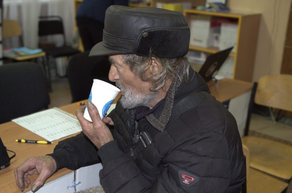 “Дві доби ділив сухарі з куркою”: на Донеччині 89-річний дідусь евакуювався з пернатою подругою