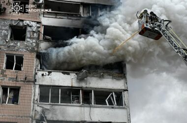 У Запоріжжі рятувальники шукають людей під завалами житлових будинків, зруйнованих російськими обстрілами