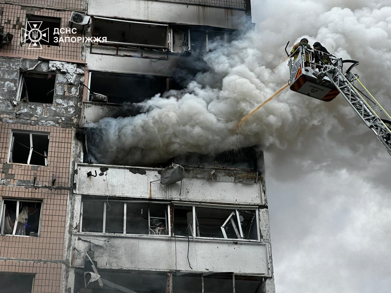 У Запоріжжі рятувальники шукають людей під завалами житлових будинків, зруйнованих російськими обстрілами