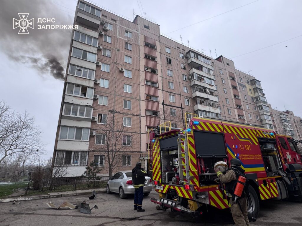 У Запоріжжі рятувальники шукають людей під завалами житлових будинків, зруйнованих російськими обстрілами
