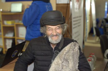 “Дві доби ділив сухарі з куркою”: на Донеччині 89-річний дідусь евакуювався з пернатою подругою