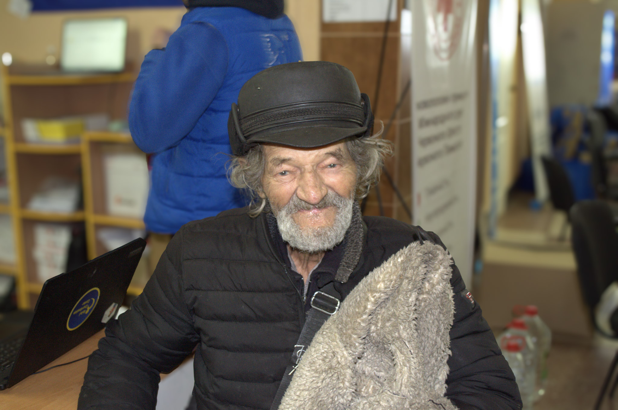 “Дві доби ділив сухарі з куркою”: на Донеччині 89-річний дідусь евакуювався з пернатою подругою