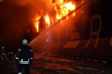 Російська атака призвела до пошкодження цивільного судна в порту Чорноморська: відео