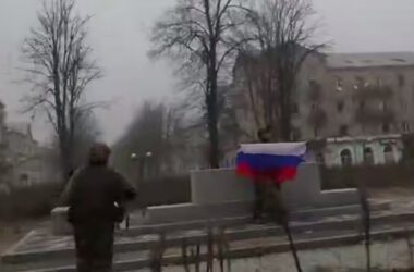 Російські війська намагалися підняти прапор у Покровську, щоб “підтвердити” нібито захоплення міста: відео