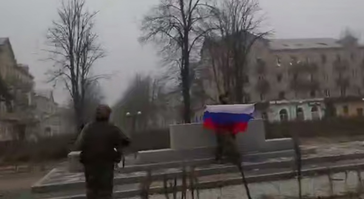 Російські війська намагалися підняти прапор у Покровську, щоб “підтвердити” нібито захоплення міста: відео