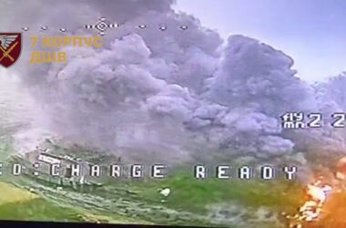 Українські оператори безпілотників знищили російські танки на підступах до Мирнограда: відео