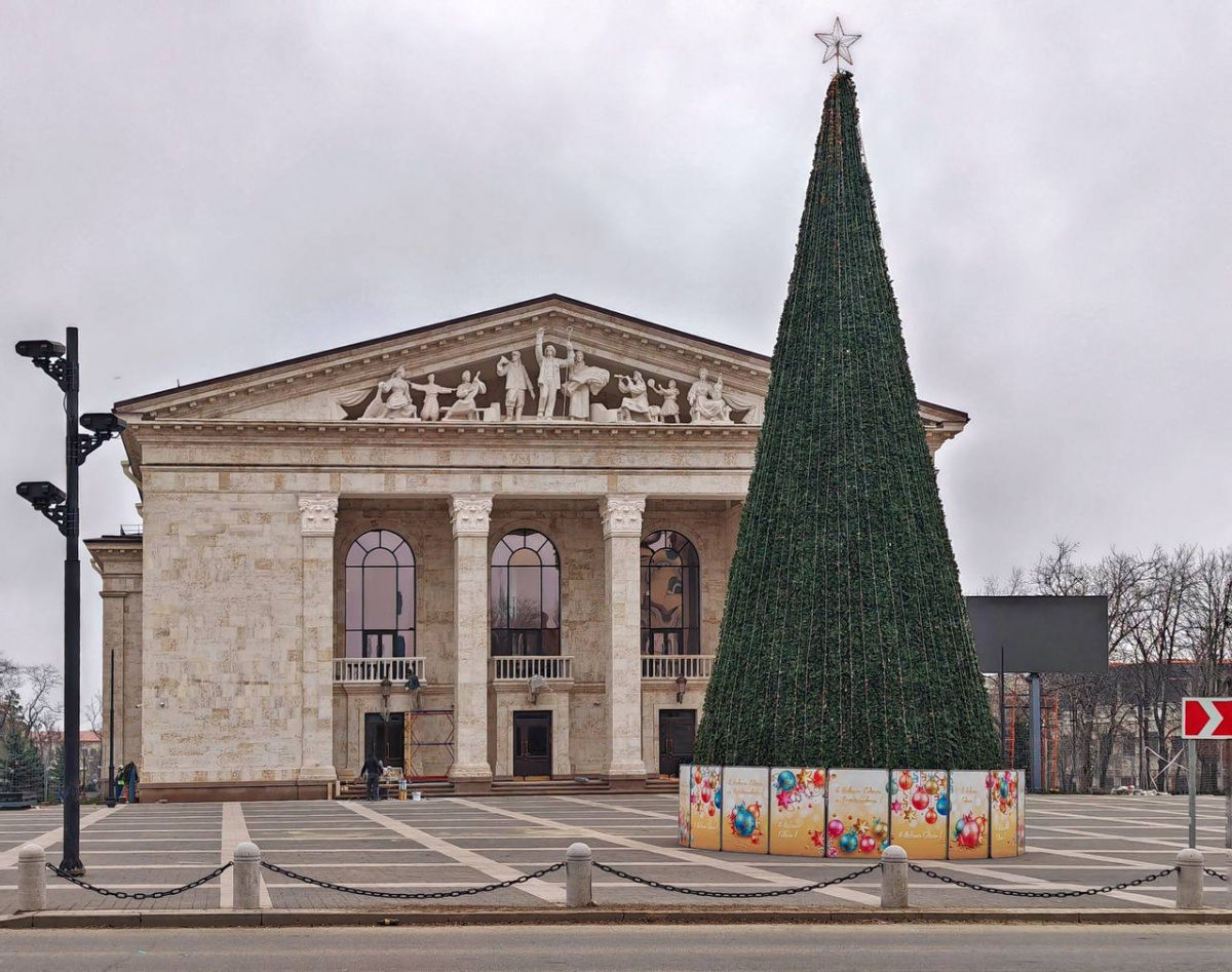 Окупаційна влада скасувала всі вистави у відновленому Маріупольському драматичному театрі, зруйнованому у 2022 році