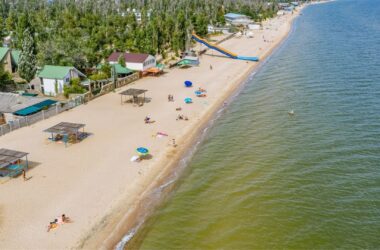 Російські військові утримують “відмовників” у підвалі занедбаної будівлі за 300 метрів від туристів у Мелекиному