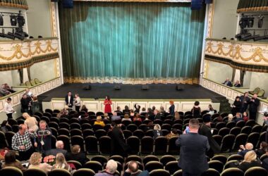 В окупованому Маріуполі відкрили відбудований драмтеатр, знищений російською бомбою у 2022 році