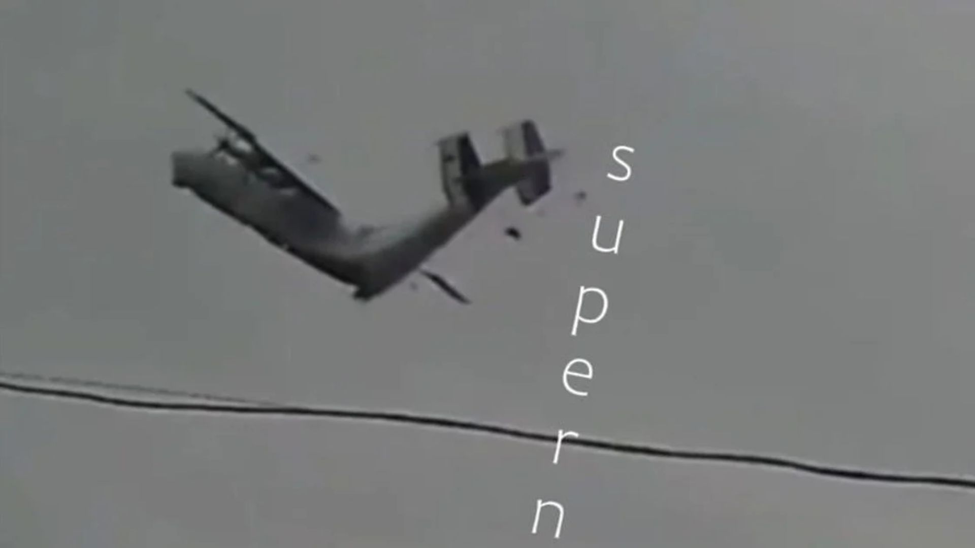 Російський літак розвалився в повітрі. Зʼявилися епічні кадри падіння військового Ан-22