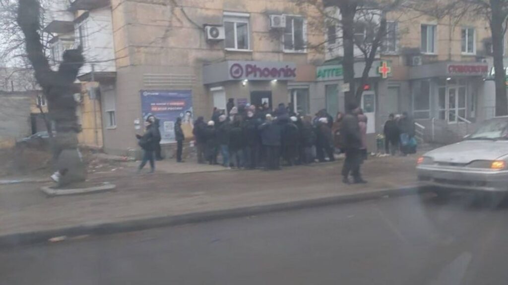 У “Феникса” знову черги: абоненти Донецька скаржаться на блокування номерів після верифікації