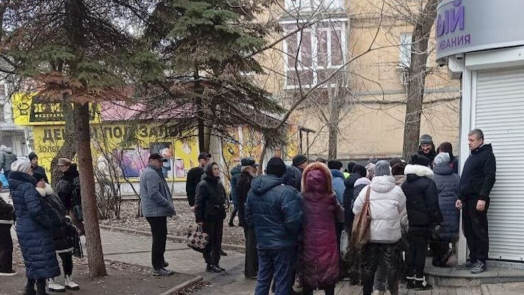 У “Феникса” знову черги: абоненти Донецька скаржаться на блокування номерів після верифікації