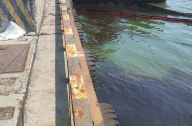 У порту захопленого Маріуполя стався розлив нафти — підрядника оштрафували