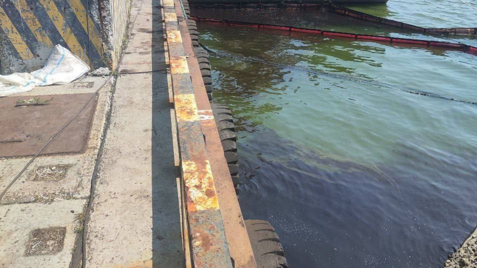 У порту захопленого Маріуполя стався розлив нафти — підрядника оштрафували