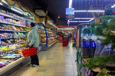 “Ціни з іншої планети”: жителі окупованого Луганська не вірять офіційним розцінкам на новорічний стіл