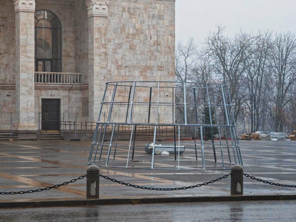 У Маріуполі ставлять новорічну ялинку