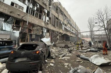 Чотири людини загинули в Дніпрі після удару балістики окупантів. Понад 20 осіб поранені