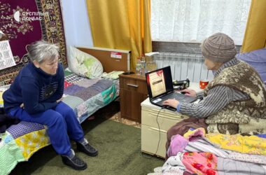 “Мені навіть снилося, що я у грі”: 78-річна переселенка з Донеччини отримала ігровий ноутбук